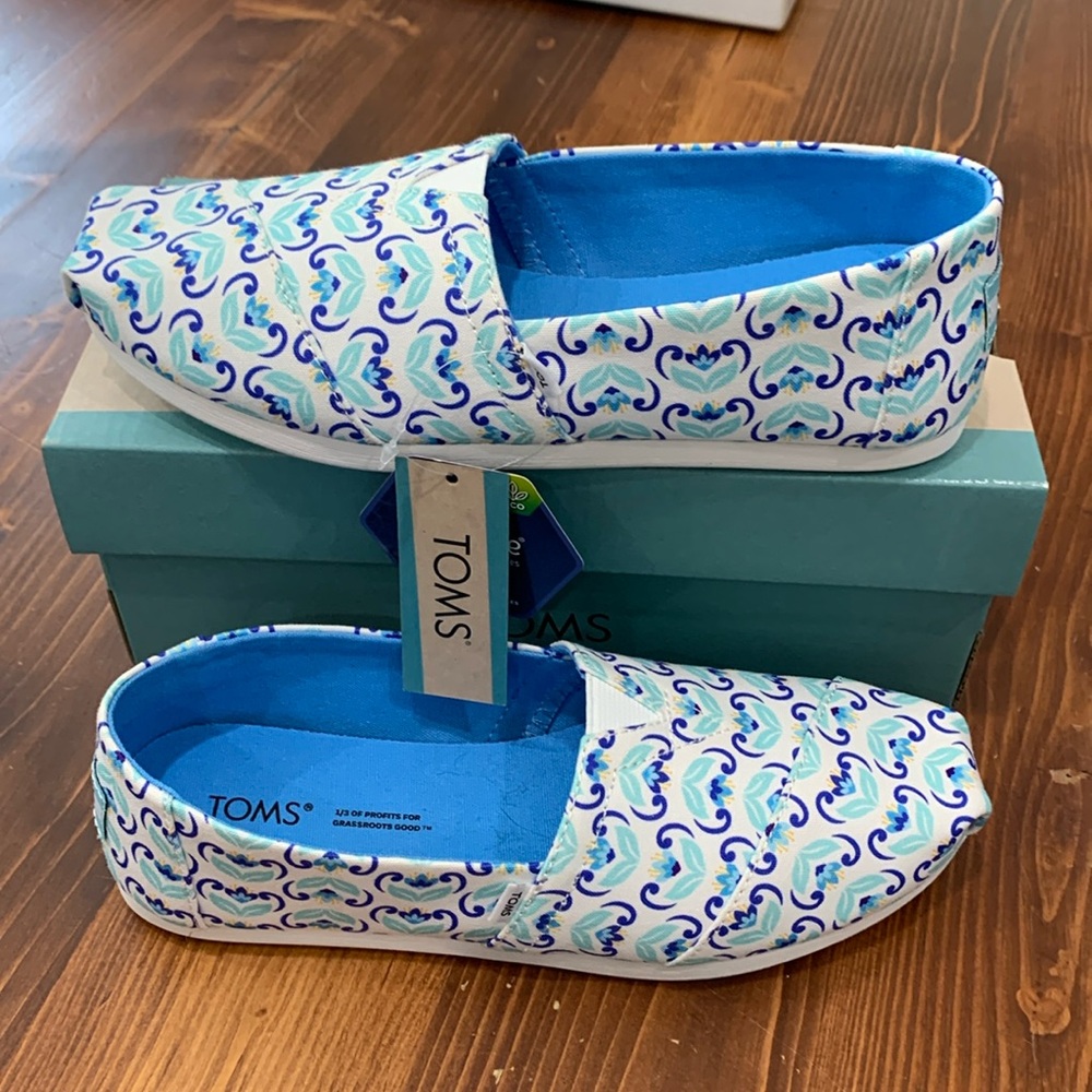 Toms blue flower print shoe